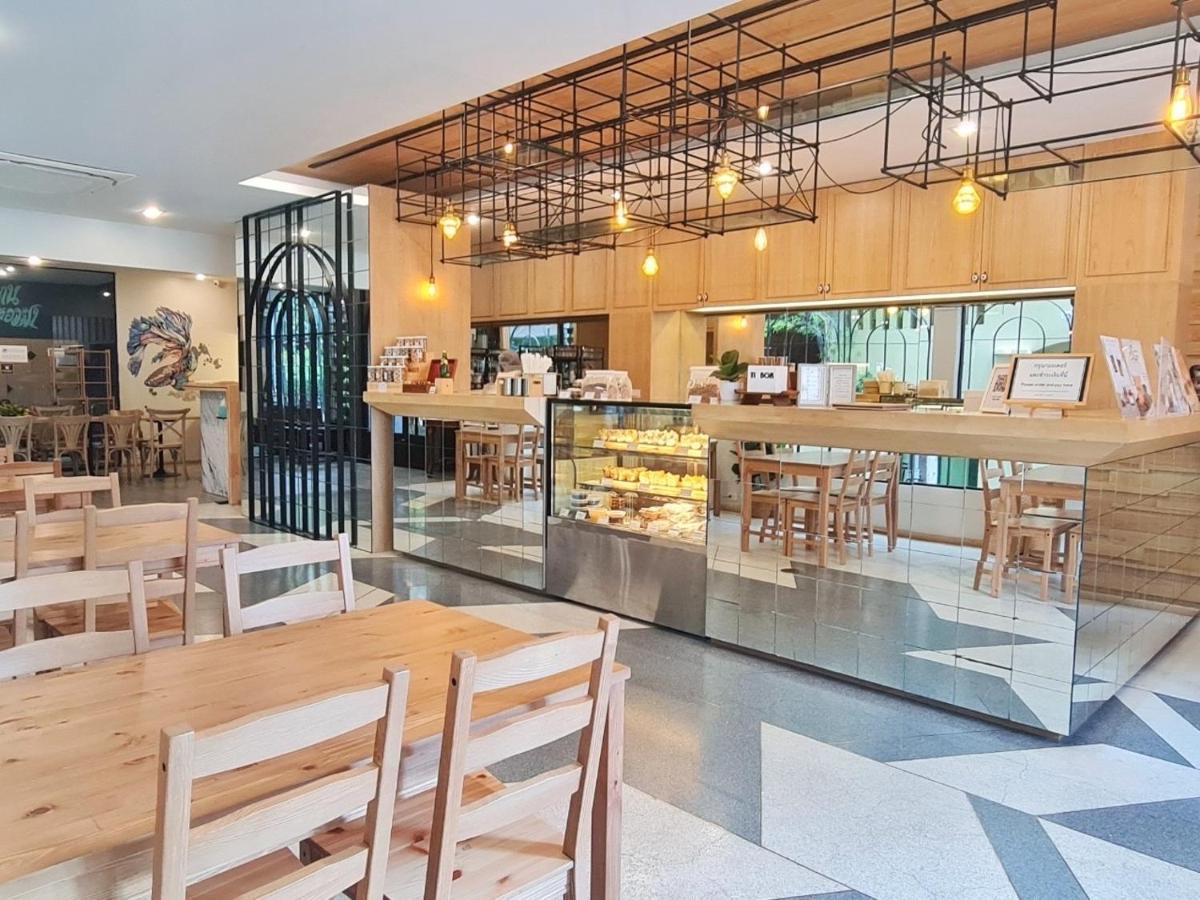 Issara By D Hostel Bangkok Exteriör bild